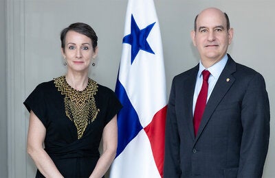 Fotografía protocolar, durante la visita de la Dra. Ana Rivière Cinnamond, representante de la OPS/OMS en Panamá a SE Felipe Chapman