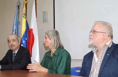 El embajador de Japón en Venezuela, Yasushi Sato, la vicerrectora académica de la UCV Fátima Garcés y el representante de la OPS en Venezuela, Armando De Negri Filho