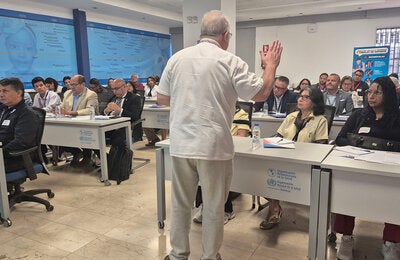 El representante de la OPS en Venezuela, Armando de Negri Filho, abre el debate en café de trabajo con actores en salud