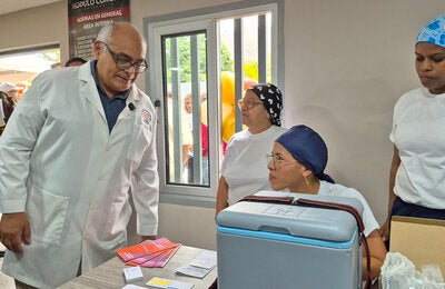 El ministro Carlos Alvarado en recorrido por puesto de vacunación en La Quebradita en el lanzamiento de la Semana de Vacunación 2026