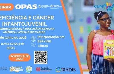 Cartaz de webinar da OPAS sobre deficiência e câncer infantojuvenil, com data, horário, idiomas disponíveis e QR code para inscrição. À direita, uma pessoa segura um folheto ilustrado.