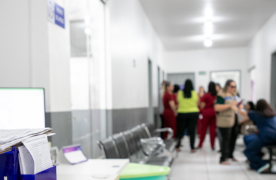 Personal de salud en sala de espera de un centro de salud.