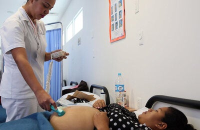 nurse scan pregnant woman