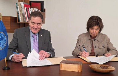 firmando el acuerdo