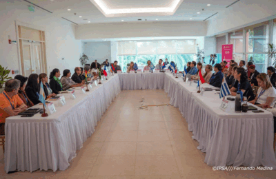 participantes de la 12 asamblea ordinaria de la RILAA, celebrada en Nicaragua, sentados en mesa en u, discutiendo los riesgos de la inocuidad alimentaria