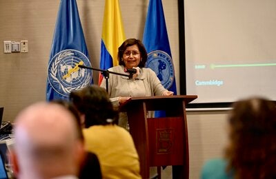 mujer dando un discurso ante publico
