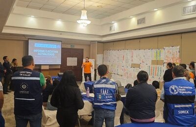 Personal de emergencia en reunión operativa durante un simulacro regional.