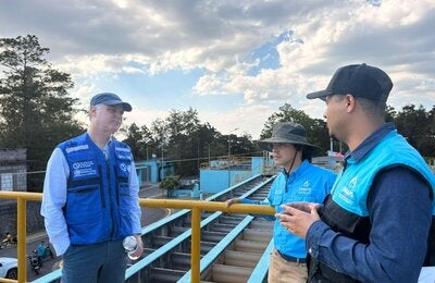 Dr. Buss visita planta potalizadora de agua en Honduras