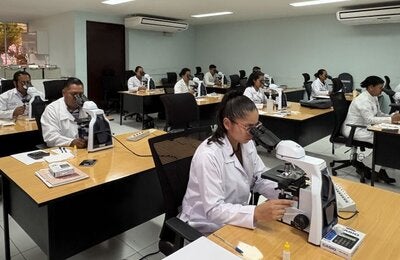 Microscopistas del Ministerio de Salud actualizan conocimientos en diagnóstico y control de calidad de la malaria