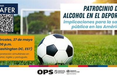 pelota de fútbol en la cancha