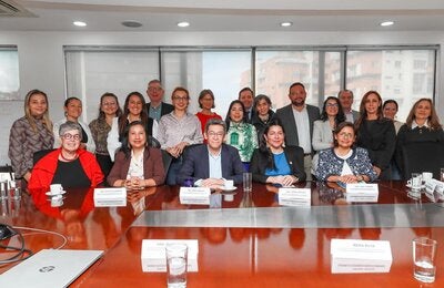 personas detras de una mesa posando para una foto