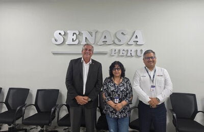 autoridades del SENASA Perú junto con técnico de PANAFTOSA