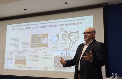 técnico de PANAFTOSA en capacitación sobre envenenamientos de animales venenosos en Venezuela