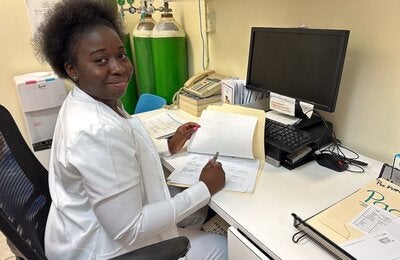 heatlh care worker in a health facility at the Bahamas