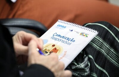 Participante da oficina segura bloco da oficina de comunicação responsável sobre suicídio