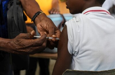 enfant prenant un vaccin