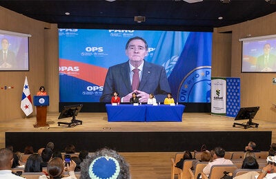 Fotografía dentro del auditorio donde se conmemora el Día Mundial del Donante de Sangre, registrada durante la presentación del video mensaje del directo de la OPS, Dr. Jarbas Barnosa.