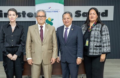 Fotografía grupal de las autoridades presentes en el lanzamiento del proyecto Transformación de los datos de REGES en tableros para la toma de decisiones