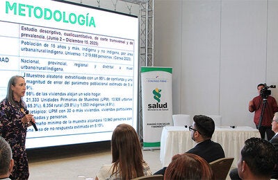 Fotografía de la intervensión de la Dra. Reina Roa durante la presentación de la encuesta
