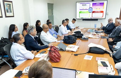 Fotografía de los participantes en la mesa de trabajo durante la Misión de Cooperación técnica para el fortalecimiento de la vigilancia, la prevención y el control de los accidentes por animales venenosos en Panamá.