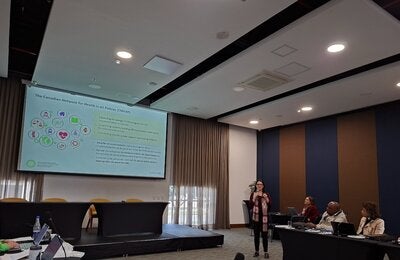 persona exponiendo en evento