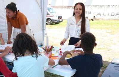 Feria de Salud en Tapachula, Chiapas. Personal de salud estatal atiende a niñas y niños en temas de salud mental