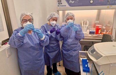 personas en un laboratorio