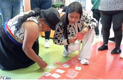 Personas de comunidad indígena participan de taller comunitario"