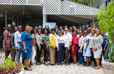 Participants.es de la formation prenant une photo de groupe