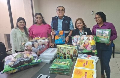 Autoridades de salud reciben materiales de salud mental