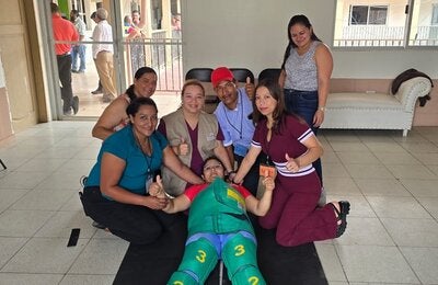 Voluntarios aprenden a usar traje antichoque