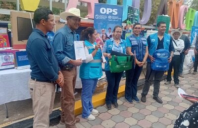 entrega de insumos a centro de salud de Vado Ancho