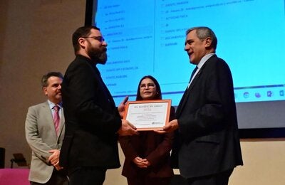 Inti Barrientos recibe Premio de la OMS