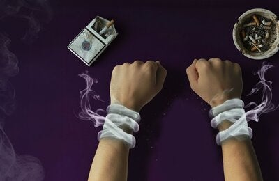 manos atadas con humo de tabaco