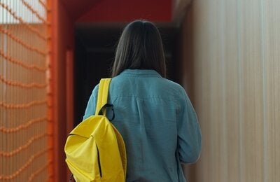 mujer caminando de espalda