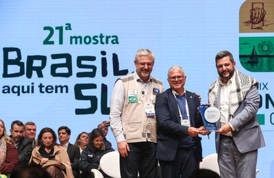 Autoridades seguram o troféu que as experiências selecionadas e suas equipes recebem