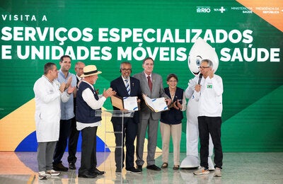 r. Jarbas Barbosa received form President Lula and Minister Padilha the dossier requesting the certification of the elimination of mother-to-child transmission of hepatitis B as a public health problem.blem.