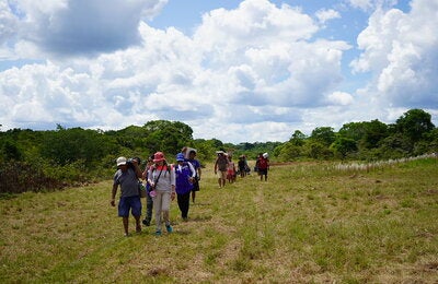 Personal de salud visita comunidad remota