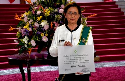 persona sosteniendo un diploma