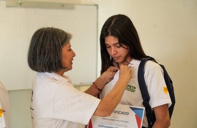 Profesional graduada como epidemióloga de campo recibe su reconocimiento e indumentaria