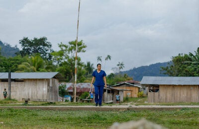 Doctora caminando por la Amazonía Peruana