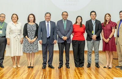 Fotografía grupal de autoridades presentes en el acto protocolar de la jornada del uso racinoal de medicamentos