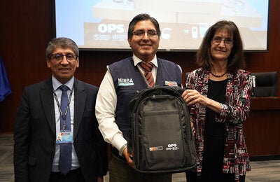 Entrega de mochilas por parte de la OPS