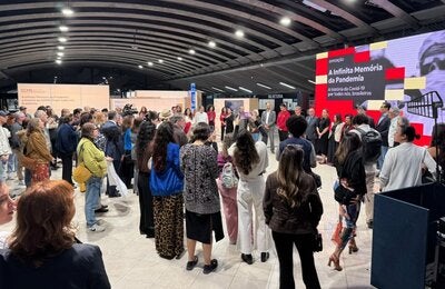 Cerimônia de abertura da exposição "A infinita memória da pandemia", no Centro Cultural São Paulo, com público reunido em frente ao espaço expositivo.