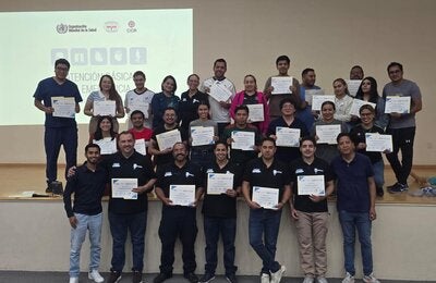 Grupo de personas que obtuvieron su diploma por concluir el curso de Atención Básica de Emergencias BEC