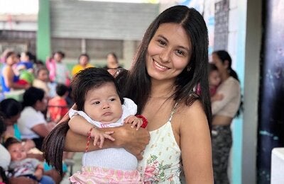 madre joven con su hija saludable