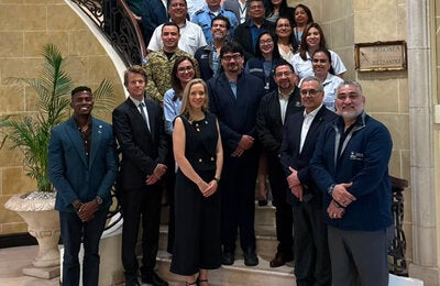 Foto grupa. Personas posan sobre escaleras