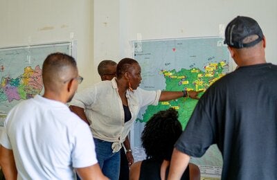 personas observando un mapa