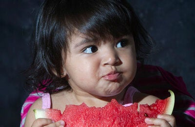 Niña comiendo fruta
