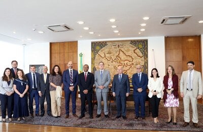 Autoridades do Governo do Brasil, da OPAS/OMS e da BIREME durante a cerimônia de assinatura do Acordo de Sede da BIREME, no Palácio Itamaraty, em Brasília. Foto: Karina Zambrana/OPAS/OMS.
